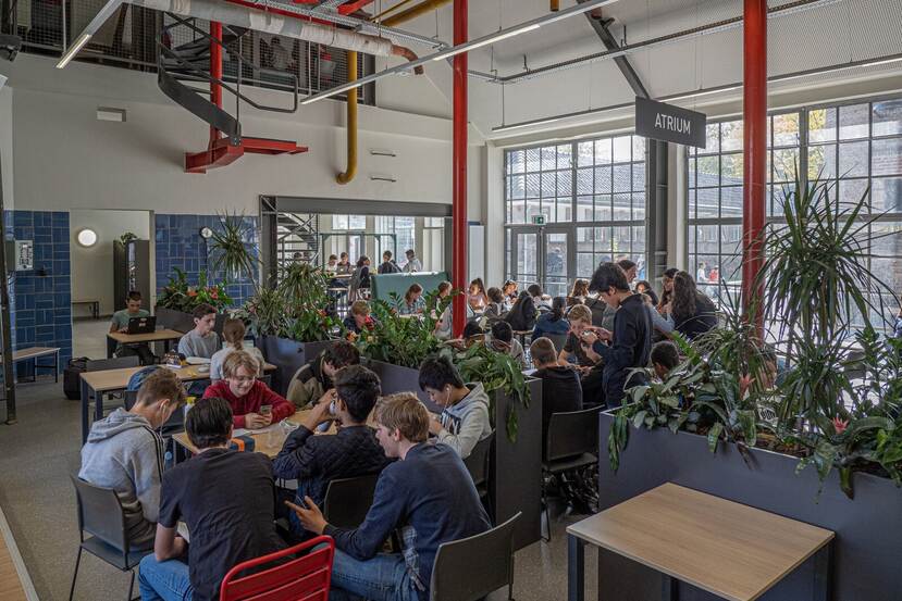 Aula in het voormalig ketelhuis