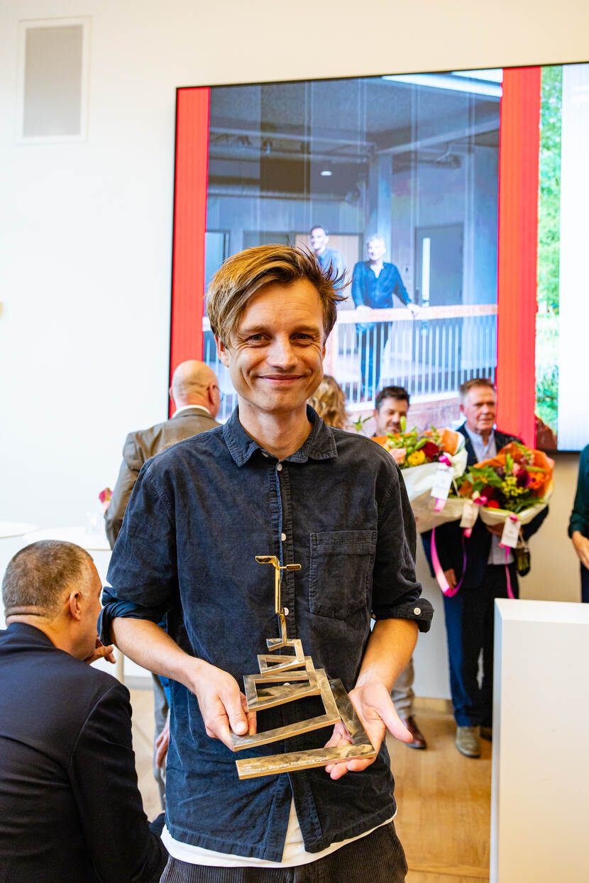 Architect Maarten van Kesteren met trofee