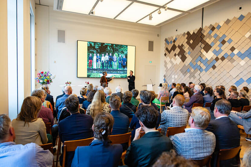 Goed gevulde zaal in het Mauritshuis