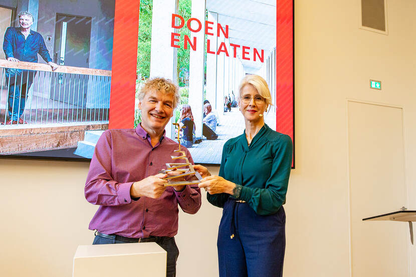 Winnaar Gouden Piramide met minister Keijzer